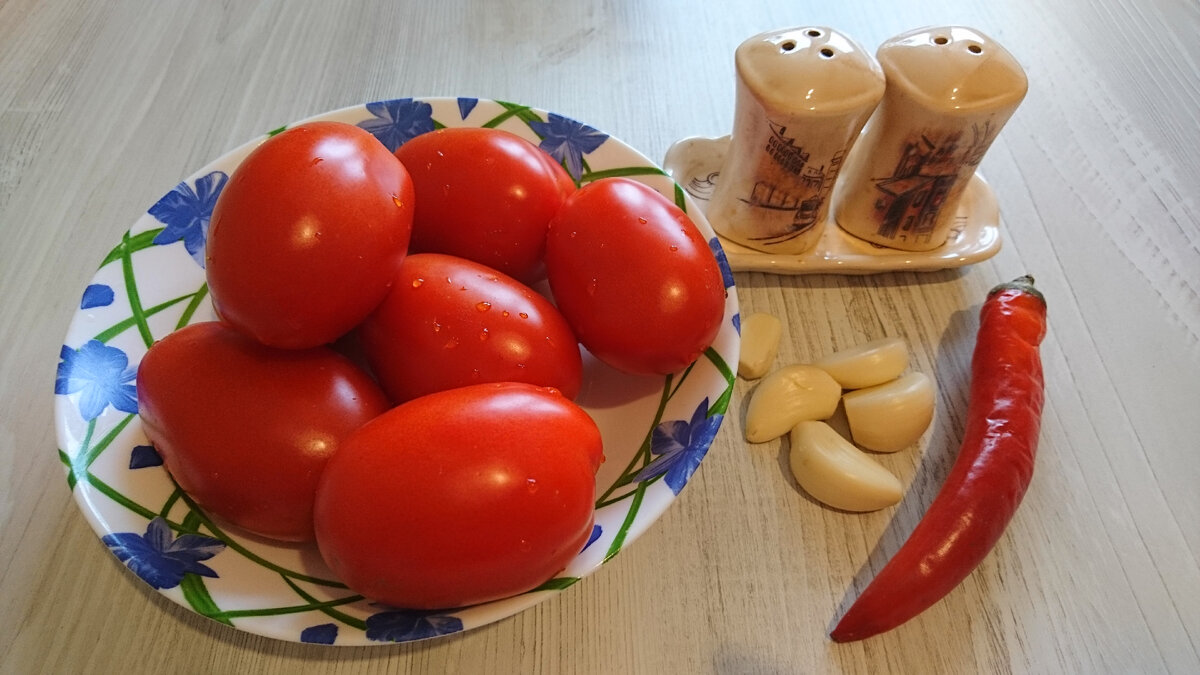 Помидоры промыть и нарезать. Перетереть через мясорубку или блендер. 