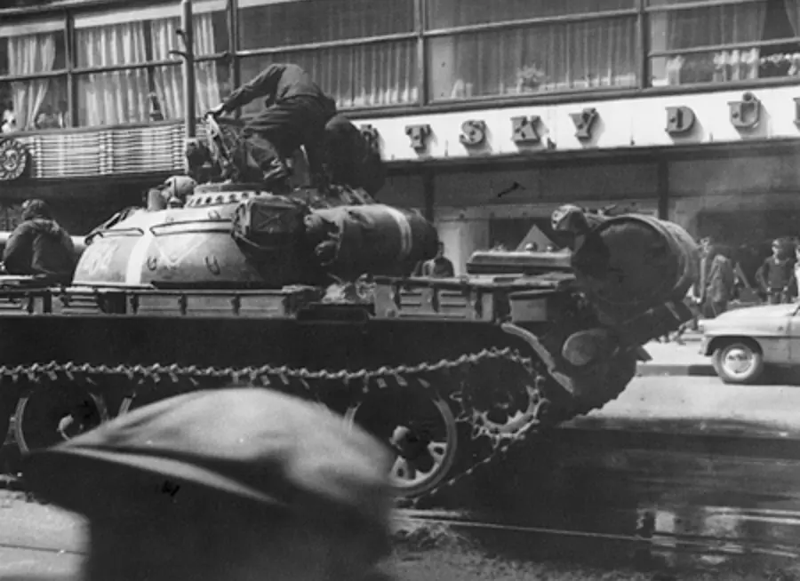 Фото: «Что вы здесь делаете?!» Советские танкисты были застигнуты ...