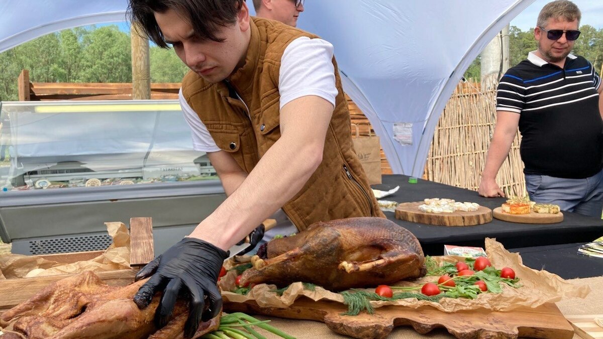     Жители Казани с ужасом ждут предстоящего в эти выходные гастрофестиваля на Лебяжьем озере. Своими мнениями с Inkazan поделились читательницы Мия и Алина.