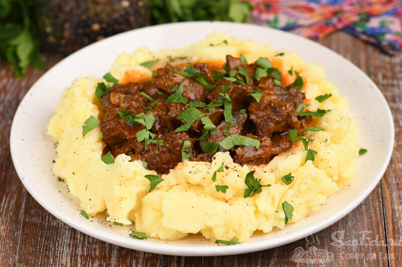 Вкусная подлива к пюре. Гуляш с пюре. Гуляш с картофельным пюре. Гуляш из говядины с пюре. Толченка с гуляшом.