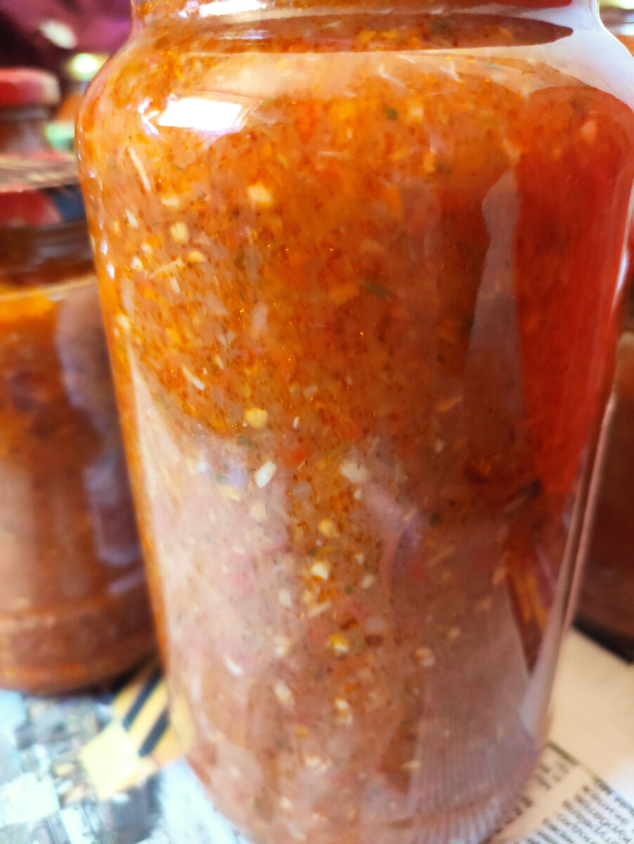 Этот рецепт из советской книги. Немного усовершенствован мною. Сразу скажу, главное тут помидоры. А остальные ингредиенты можно менять, или убирать. Состав :Помидоры 3кг.Перец сладкий 500 г. Морковь 500 г. Яблоки 500 г. Лук 500 г. Чеснок 200 г. Хрен 200 г. Зелень любая 200 г.Перец горький 10 стручков (можно меньше или без него, или молотый) Соль 1 с горкой ст. ложка. Сахар 100 г. Уксус 50 г., масло рафинированное 0,5 литра. Все пропускаем через мясорубку. Наливаем на дно кастрюли масло и кладём морковь, провариваем минут 10. Потом все остальное, кроме чеснока и зелени. Их за 10 минут до конца, варки. Варим все 2-2,5 часа. Уксус за минуту до окончания. Банки и крышки, я стерилизую. Можно импровизировать со свёклой, кабачками и баклажанами. Там смотрите по объёму сахар соль уксус. Получается очень вкусная штука. Если кто любит покислее, сахар, уксус +-. Приятного аппетита 😍P. S... Делайте двойную порцию.. Чтоб, два раза не делать) 