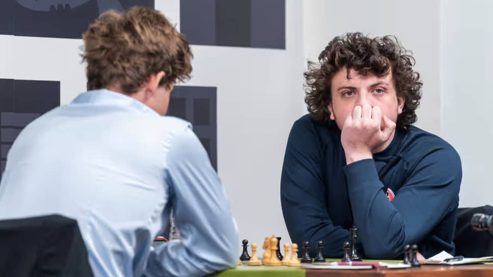 Фото: Crystal Fuller / Saint Louis Chess Club📷По словам Ханса Ниманна (справа), он с нетерпением ждет встреч с Магнусом Карлсеном «за шахматной доской, а не в зале суда»