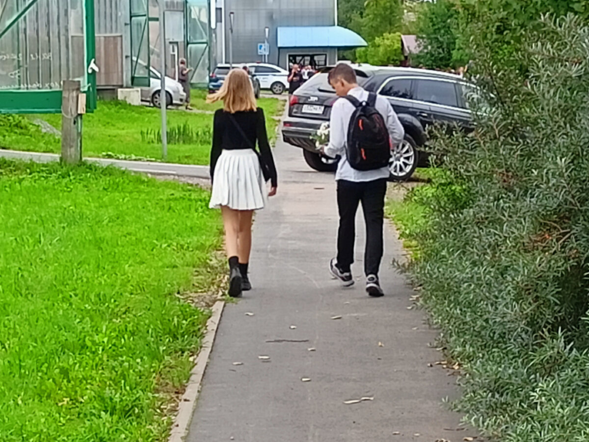 Обязательно у школы поперек тротуара припаркуется тот родитель, который уверен, что линейка затеяна только ради его чада, остальные дети - статисты.