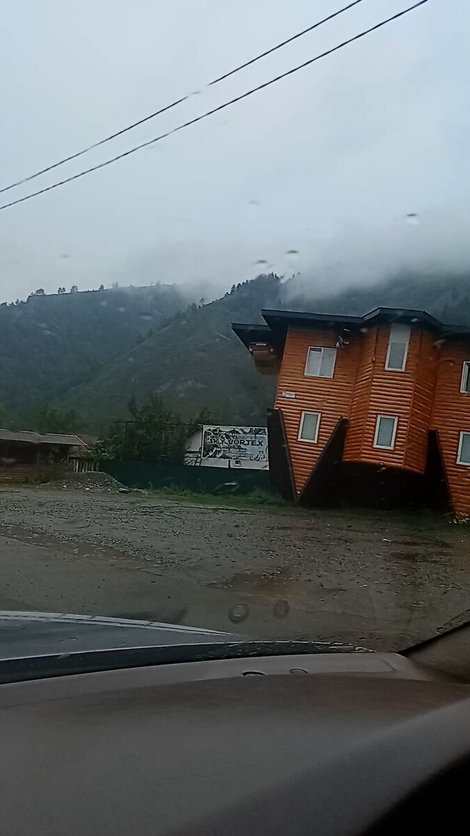 Фото автора. Дом- перевёртыш в с. Манжерок.
