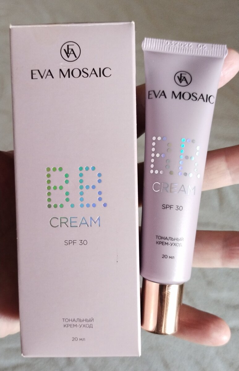 BB крем. Он тональный, но полупрозрачный. Думаю использовать его в особых случаях. Так я тональники не люблю, засоряют поры лица. Этот иногда буду применять.