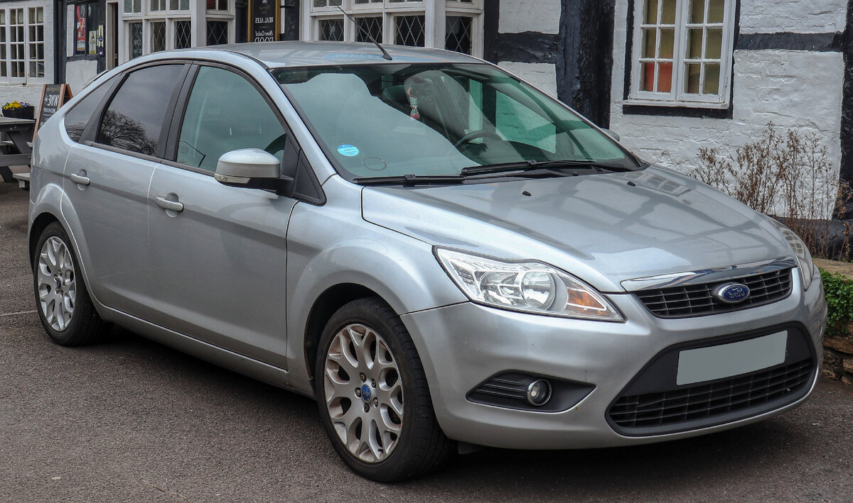 Второе поколение Фокуса получило новые двигатели Duratec, включая 1.6 (115 л.с.), который доступен только с механической коробкой. Однако также продаются автомобили с 100-сильным 1.6 Zetec, который в паре с автоматом 4F27E обладает долговечностью в 300 тысяч км.