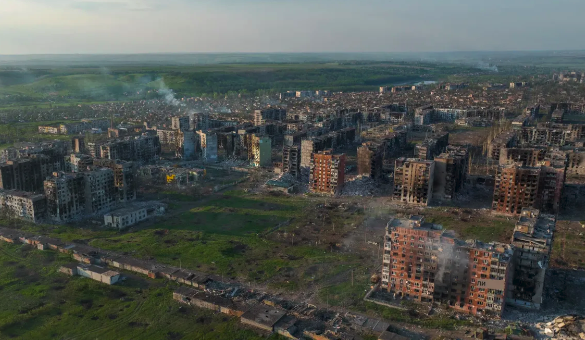 Украинский город Бахмут, который был разрушен артиллерийским огнем. Фото: Тайлер Хикс / New York Times