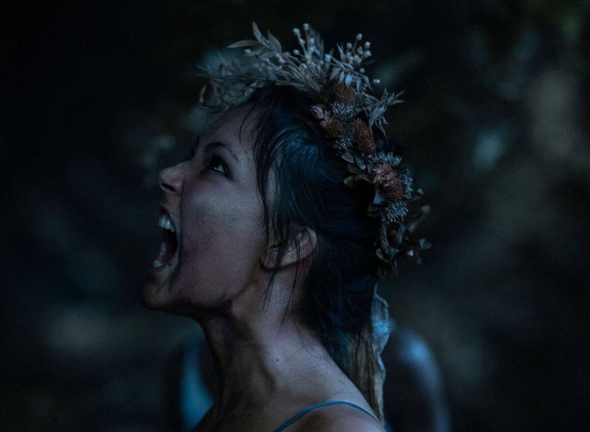 Кадр из сериала «Шершни» (Yellowjackets, с 2021 года)