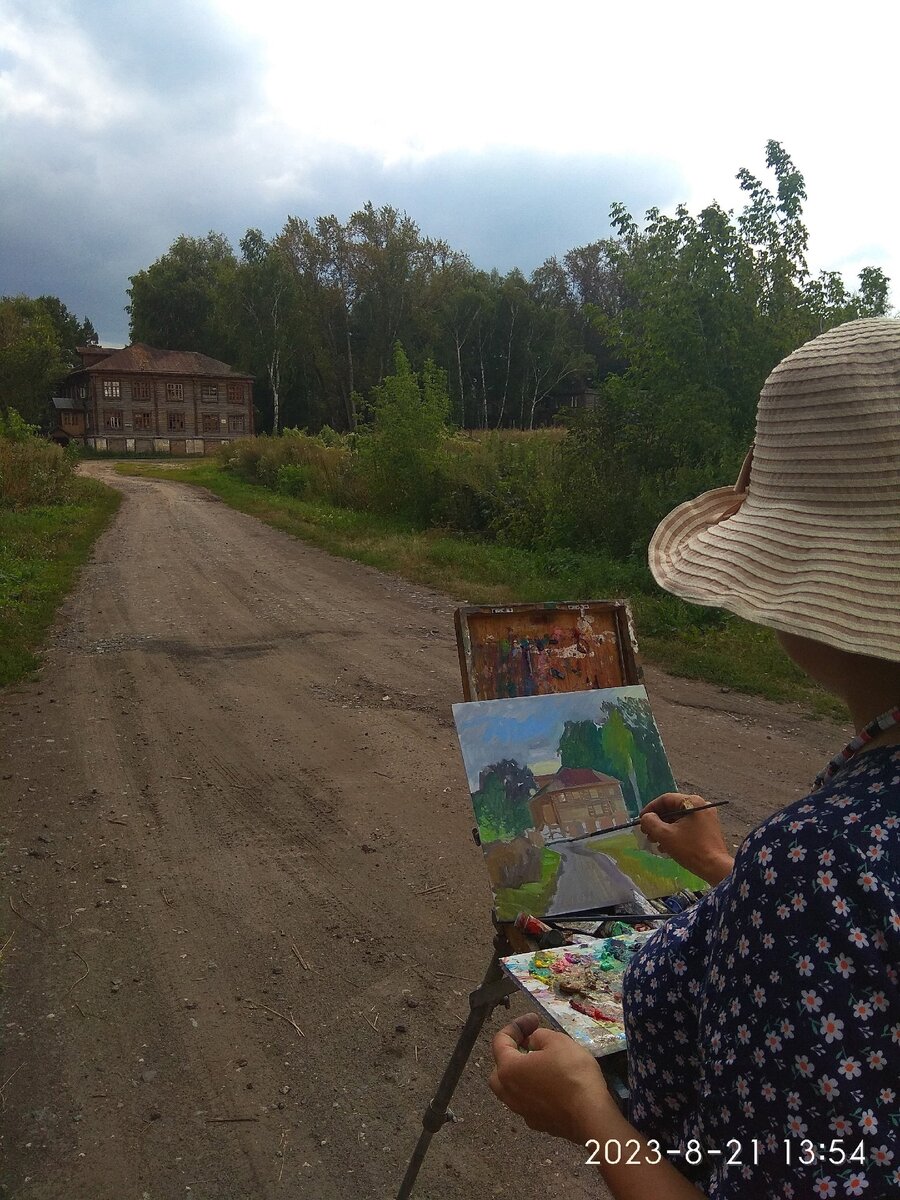.с. Ленинское . Кирсановский р-н.                                                                                                      Пишу дом , построенный в 20- х гг. Тут строили коммунизм , передовые люди того времени ..у них почти получилось , пока руководителей не пересажали другие начальники коммунистов . 😉Трудовой ритм передался остальным и они почти сделали о чем рисуют советские плакаты. Когда по стране был голод , здесь в Ирской коммуне его не было.
Когда в местный музей заезжали туристы -профессора , они открывали рот от удивления . Художники открыли глаза от удивления и почти все тут переписали ....И пошел слух , что оказывается то что зыбыто ,опять на волне.
Осталась Я — местный художник -пленэрист .Веду разведку дальше .Тема домов , людей , интерьера и интересной архитектуры -моя тема. Спасибо местной администрации , организаторам ,что начали именно с художников ,а не с хенд -мейда. ❤