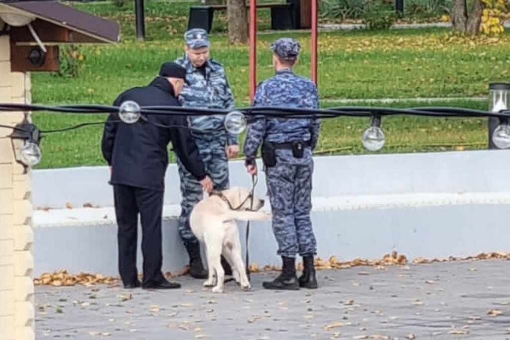   Тренировка прошла 27 сентября на площади Молодежи. По легенде, преступник оставил коробку с взрывным устройством на скамейке у фонтана.