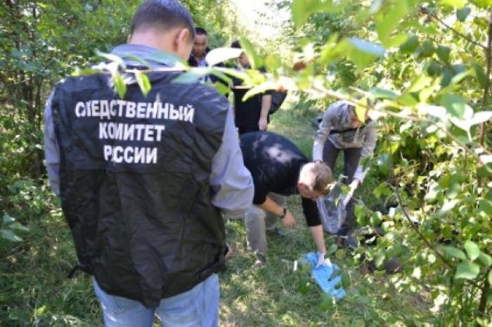  
Горожане задают вопросы о маньяке.
