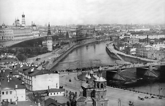 Старая Москва.12 марта 1918 года Москве был возвращен статус столицы России, который до того момента принадлежал Петрограду. Какой была столица тех времён, ярко рассказал в своей книге «Москва и Москвичи» Владимир Гиляровский. Мы собрали 20 цитат из этой книги, которые позволяют окунуться в быт столицы начала века. Возможно, в старой Москве кто-то узнает и Москву сегодняшнюю.
