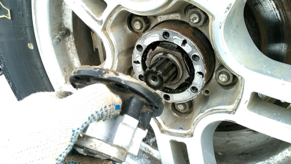 Снять хабы можно и на улице — нужна только головка на 14 и пара отверток.