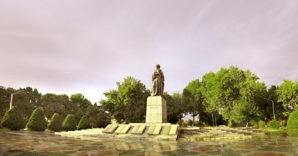 Памятник Авиценне в ДушанбеФото Аsia-Plus