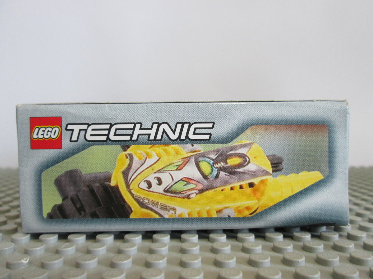 Сверху изображение «лица» мотоцикла.