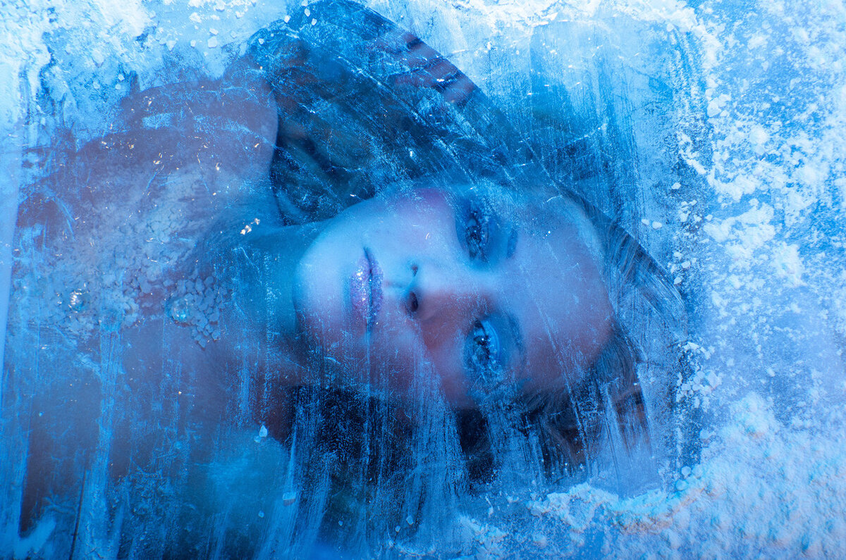 Девушка во льду. Подо льдом. Замерзшая девушка. Женщина подо льдом. Вода замерзнет ночью