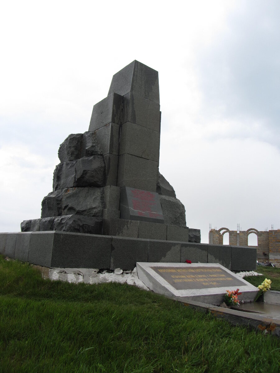 Памятник партизанам в поселке Охотничье