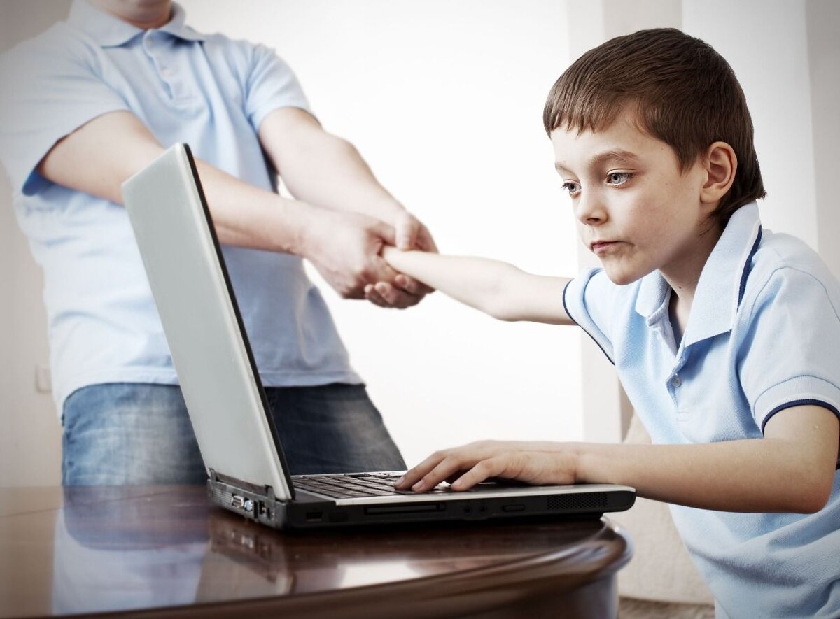    В очень редких случаях ребёнок за компьютером занимается чем-то действительно полезным, к примеру, самообразованием, или учёбой.-2