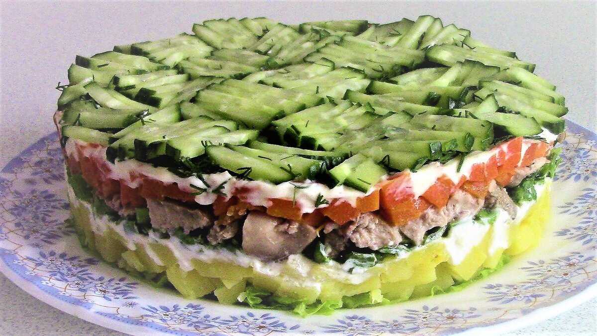 Слоеный салат с паштетом и грибами – праздничный рецепт простого салата
