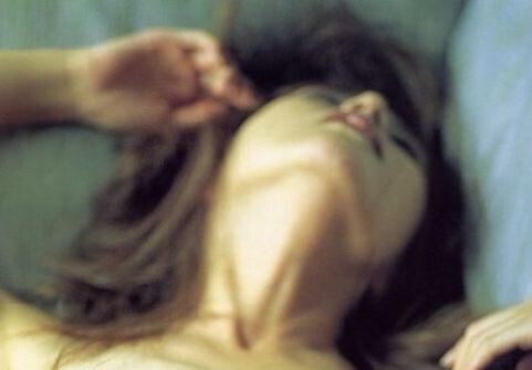 девушка получает удовольствие