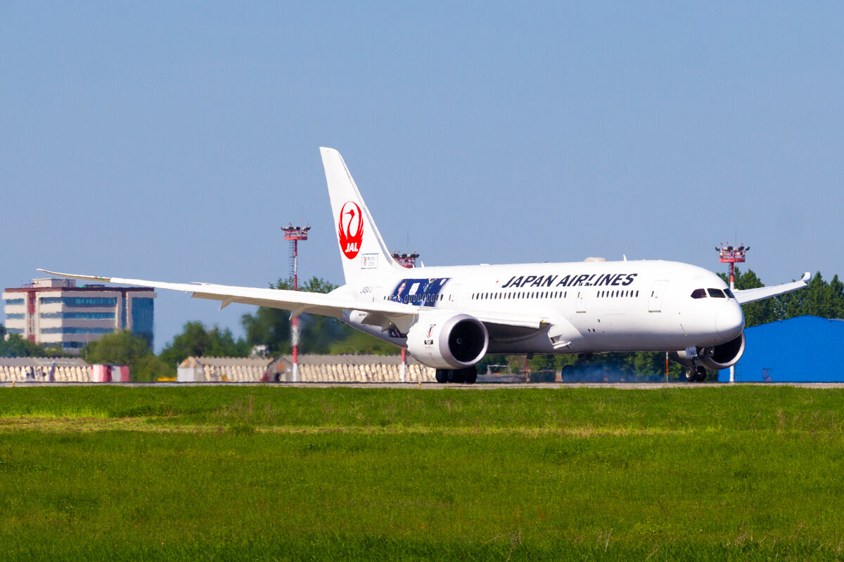 1.Boeing 787-8 Dreamliner JA841J Japan Airlines