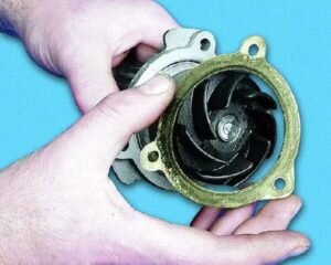 Начиная процесс разборки, необходимо снять клемму «минус» с аккумуляторной батареи, чтобы обесточить бортовую сеть. После этого сливается охлаждающая жидкость, а затем устанавливаются метки на шкивах. Теперь все готово к снятию ремня ГПМ и натяжного ролика.