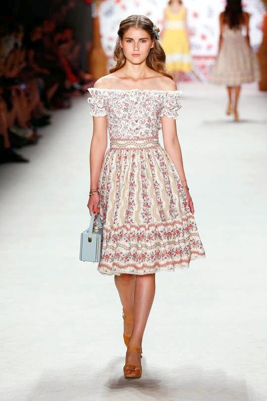 Платье, босоножки  и модная миниатюрная сумочка в духе прованса