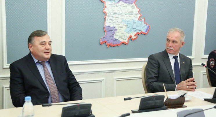 Экс-начальник управления МВД по Ульяновской области, генерал-майор полиции Юрий Варченко (слева) и губернатор Ульяновской области Сергей Морозов (справа)
