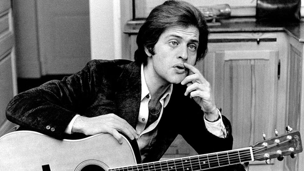 Джо Дассен с гитарой, Париж, 1960-е годы. Фото: commons.wikimedia.org