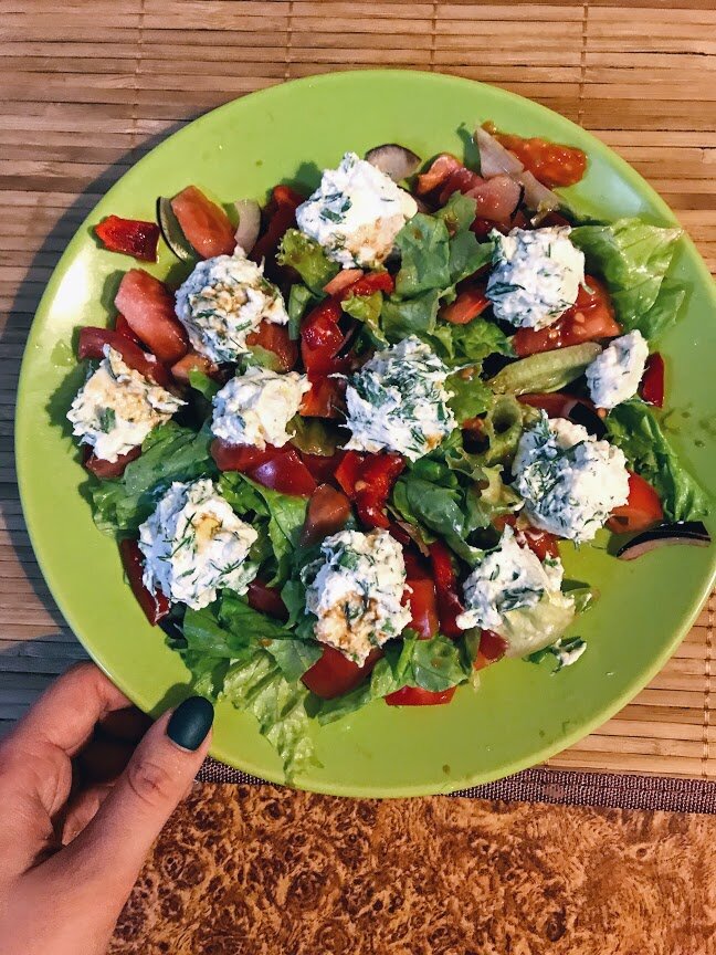 Фото из личного архива: овощной салат с сырными шариками