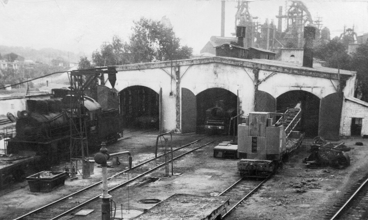 Старый устрой. Паровозное депо Новосибирск 1896. Паровозное депо станции Батайск. Железная дорога 19 век вокзал Златоуст. Паровозное депо Пиллау.