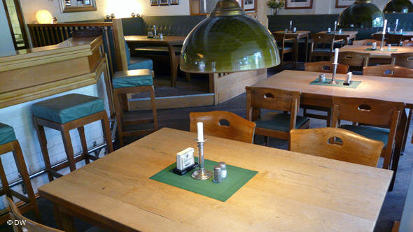Стол дрезденской пивной за которым любил сидеть Путин В.В. Фото с сайта: ksonline.ru