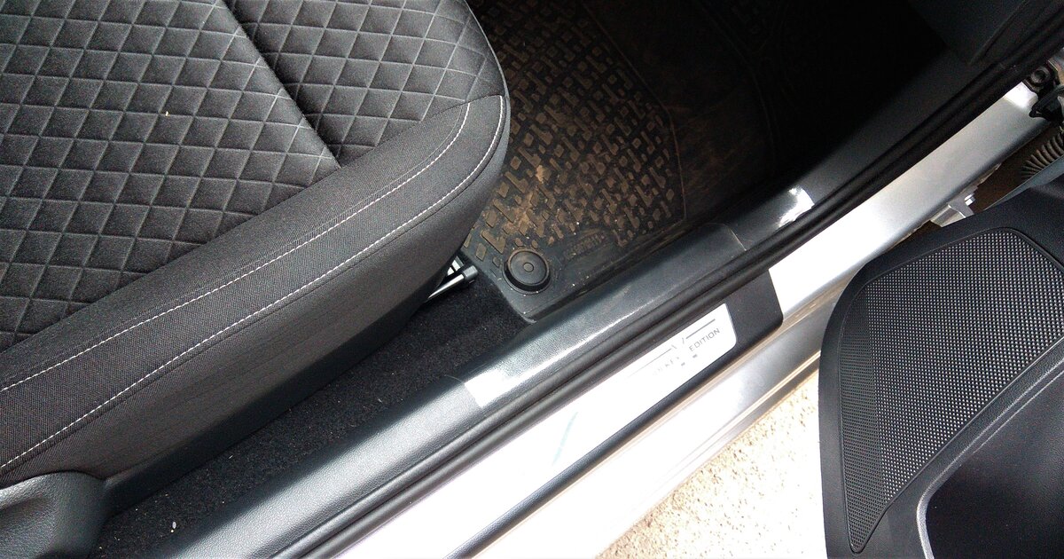 Так поклеено спереди