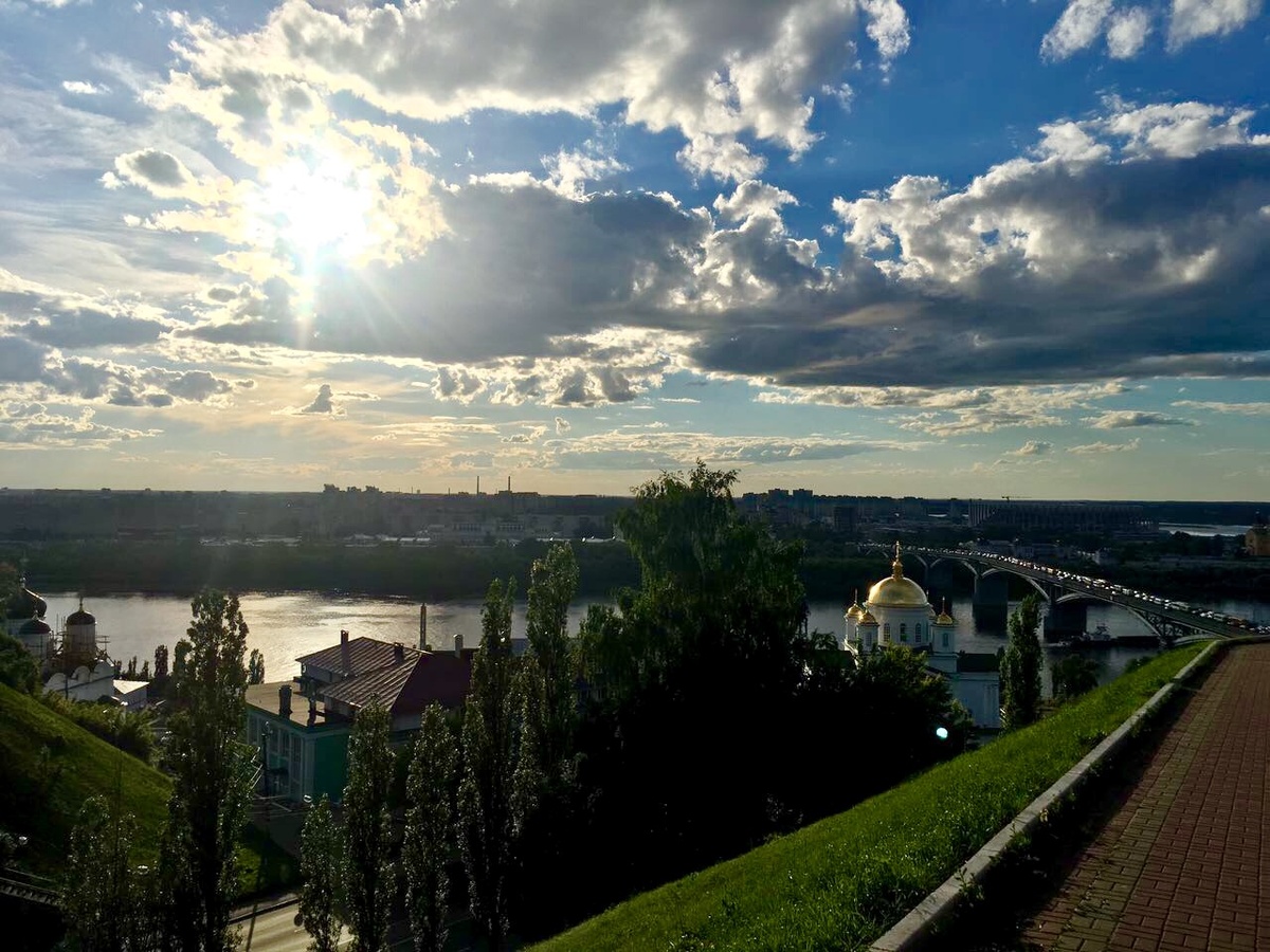 Обворожительный вид на людей, стоящих в пробке, когда ты наслаждаешься городом