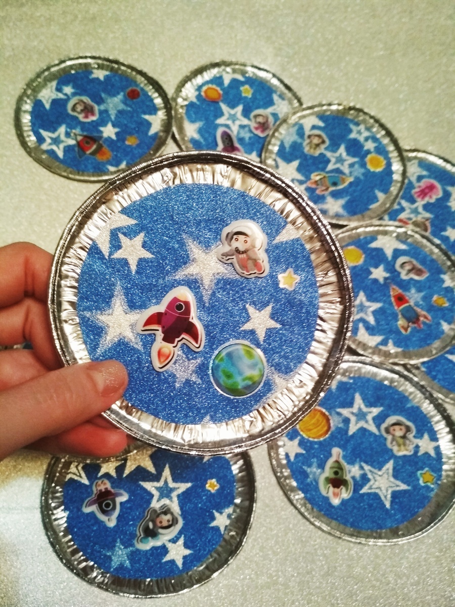 это уже готовые медальки Космических путешественников. 