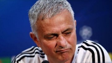 Фото: ReutersПортугалец с дикой силой взял ящик с бутылками для напитков и разбил о землю. Как сообщает Daily Mail, УЕФА может наказать Моуринью за такое поведение. Ожидается, что наставник «МЮ» заплатит штраф. 
