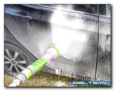 

После постоянных влажных уборок с тряпкой и холодной водой, которой мыть всегда не особо охота, решился на покупку мини-мойки. Выбор пал на популярный Керхер 5, но углядев цену, желание тратить деньги поубавилось.


Тем не менее, убирать все равно нужно. И вот вспомнилось, что где-то в хозяйстве у меня должен найтись водяной насос. А если его правильно использовать, то может получиться и вполне полезная вещь.
