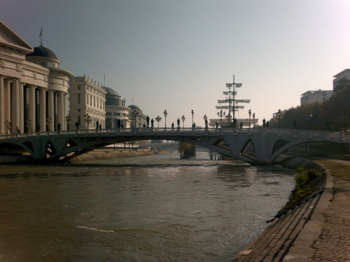 Центр Скопье. Река Вардар.