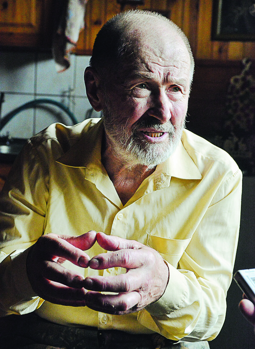 дедушка и внук. дедушка сидит. дедушка прощается. грустный старик. дедушка и внук.