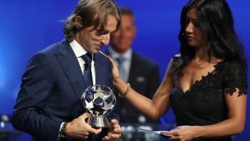 Третьего декабря в Париже будет назван лучший футболист Европы уходящего года. Нынешняя церемония вручения «Золотого мяча» от французского журнала France Football будет существенно отличаться от предыдущих. Причем не только по форме, но и по содержанию. Судя по всему, впервые за последние десять лет самую престижную индивидуальную награду из мира футбола не получит кто-то из сладкой парочки Роналду – Месси. 
