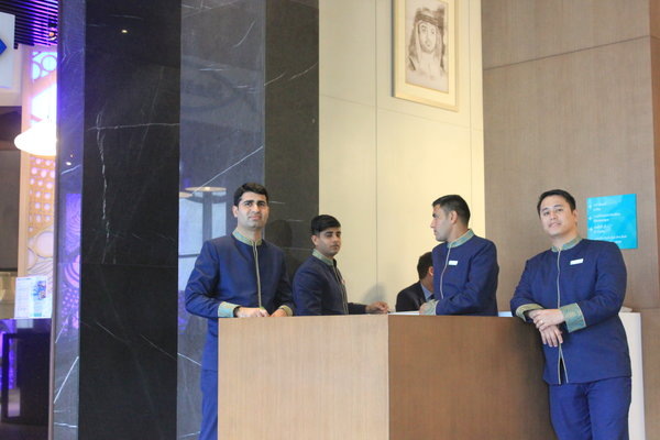 бел-бой всегда поможет донести чемоданы до номера и обратно