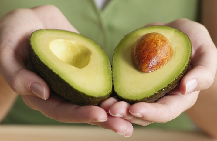 Следующий сезонный продукт - авокадо. Этот фрукт обладает неисчерпаемыми достоинствами: позволяет снижать давление, улучшает память, кровообращение в головном мозге и снижает риск сердечных приступов, инсультов а также приносит пользу коже и улучшает обмен веществ.В нем содержатся витамины В, С, РР, В, Е, А, олеиновая кислота, натрий, фосфор, магний, марганец и другие микроэлементы. 