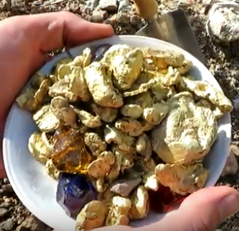 Этот парень находит столько золота, что может даже сравниться с горнорудным комбинатом. В его находках сеть не только золото, но и драгоценные камни, алмазы изумруды, рубины и др. Давно слежу за всеми выпусками видео этого парня и постоянно удивляюсь - наверное его бог одарил таким чувством, что в каждой поездке на места поиска золота, он находит килограммы этого драгоценного металла. Другим людям так не везет. Есть много других видео на ютубе, так там люди аж визжат от радости и восторга при находке малюсеньких кусочков золота.
https://www.youtube.com/watch?v=CXd71rspDlY&index=1&list=PLKg7aXr3fVA952aGzM_7cRf7qhzJLgCO0