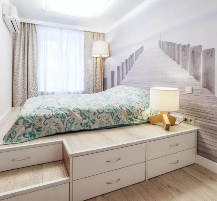 Кровать на подиуме