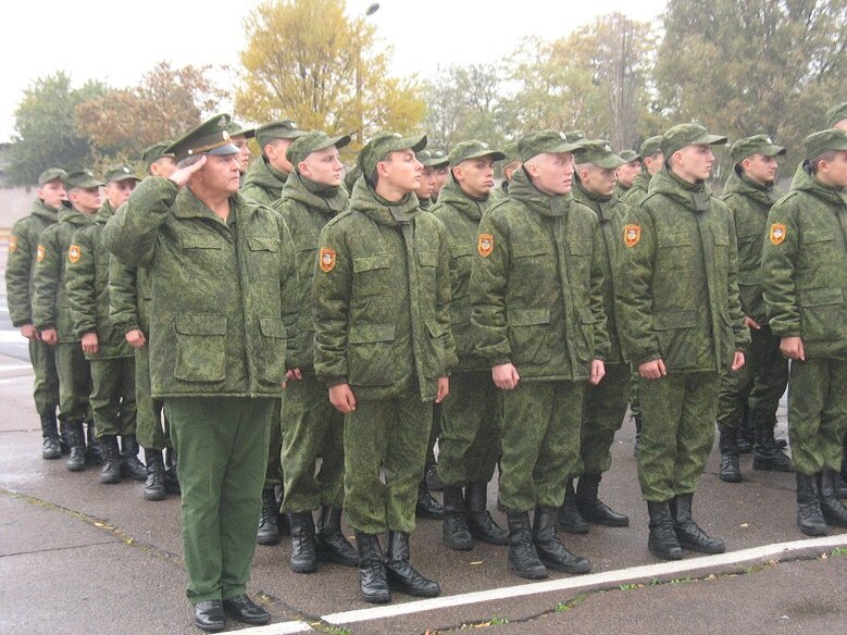 Чего ждут ополченцы Донбасса? Сейчас нет активных боевых действий, личный состав ВС Л/ДНР вынужден погрузится в мрак бюрократии и самодурства военных чиновников, зарплата как была мизером, так им и остаётся. Военной угрозы для республик нет – это не выгодно ни для Киева, ни для Кремля. Так кто и почему служит на стороне русских республик Донбасса? 
Всё больше и больше идейных бойцов Русской весны покидают не только ряды вооружённого сопротивления, но и ДНР и ЛНР. Многих не устраивает ситуация позиционной войны, из которой не видно выхода. 

«Я решил присоединится к ополчению в самом начале, в апреле 2014-го. Тогда ещё название такое было не в ходу. Влился в движение с первого митинга у луганской, на тот момент, обладминистрации. Постепенно как-то естественно влился в ряды борцов за Новороссию. Было ощущение, что мы вершим что-то необыкновенное, что войдёт в историю. Ожидали, конечно, крымский сценарий. Казалось, что вступление в ополчение – путёвка в новую, лучшую жизнь, - рассказывает 32-летний Александр, бывший боец 7 ОМСБР, уроженец посёлка Горняцкий, Алчевск, ЛНР. – Но время шло, шли бои, многие новые друзья пали, а победы не было. Нам обещали поддержку и страну от Одессы до Харькова, а в итоге получили мы два огрызка бывших областей. Хотя это грубо, это лучшая земля, на самом деле. Заводы, шахты, густонаселённые города – всё это вошло в состав республик. Но, всё равно, есть разочарование. Есть понимание, что больше, чем есть, уже никому не нужно. Что идея Новороссии – предана и забыта. Честно, о Новороссии я впервые услышал в 14-м, но как же это было круто, естественно, мне даже ничего обосновывать не нужно было! Я верил в неё. Но сейчас на моей земле всё так же обворовывают население как раньше, только хуже из-за войны стало. Вот я и ушёл. В Москве не стройке работаю по специальности. К родителям иногда наведываюсь, деньги привожу».

О «предательстве» со стороны России говорят многие военнослужащие республик Донбасса. Они не зависят от условностей политики, как их руководство. Многие говорят, что поддерживают Русский мир, но не видят своей роли в войне в Донбассе.

«Идейных бойцов в Новороссии осталось мало. Многие ушли в политику, в общественные движения. Многие просто «выгорели». Нужно кормить семьи, растить детей, а на войне такие перспектив попросту нет, или это откровенно сложно. Довольствие бойца республик мизерное, в России гораздо больше денег можно заработать не особо напрягаясь. Как бы плохо не звучало, это важный фактор, когда вялая война идёт годами. А сейчас корпуса комплектуются или из людей, которым некуда идти, или из желающих прокормить семью, которым тот мизер кажется серьёзными деньгами. Скажем честно, это не самый лучший контингент для войны. Нормальные ребята смотрят на это и уходят. Говорят, что вернутся, если «припрёт», а по факту – кто знает», - сообщает 35-летний дончанин Виктор, бывший морской пехотинец 9 ОПМП, ДНР.

Ветераны и действующие офицеры свидетельствуют - моральный настрой лучшей части бойцов держится на ненависти. На слепой вражде к «укропам», которые уже убили многих друзей-сослуживцев. Но для остальных, а их, к сожалению, больше, вялотекущая война превратилась в средство для заработка. Сейчас в русских войсках Донбасса серость и посредственность – лучшие качества для продвижения вперёд. И это нужно менять. Иначе Русский мир потеряет одну из лучших своих легенд.
