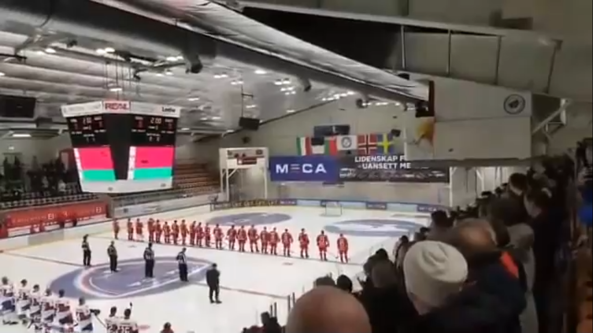                           Стоящие норвежцы за прослушиванием "гимна"