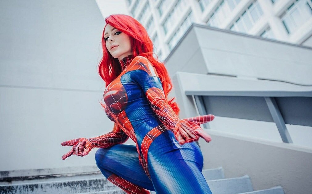 Здесь и далее косплей на человека паука (девушка), источник imgur.com