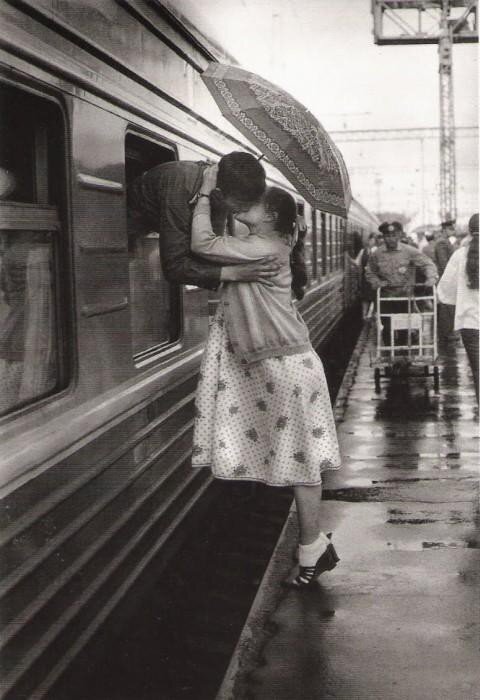 Молодого забрали в армию на два года, она обещает ждать, провожая его. Тем более- похоже она в интересном положении