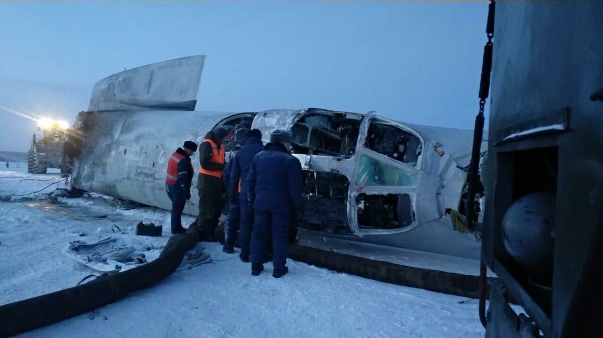 Кабина экипажа. Хорошо видно ровный срез сразу за воздухозаборниками