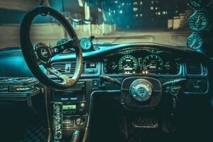 Многие любители экстремального вождения интересуются вопросом о том, как дрифтовать на заднем приводе для более эффективного вхождения в поворот. Такое понятие, как дрифт или управляемый занос, появилось довольно давно. Считается, что первыми практиковали технику управляемого заноса японские водители для более быстрого прохождения поворотов на горных дорогах. 
